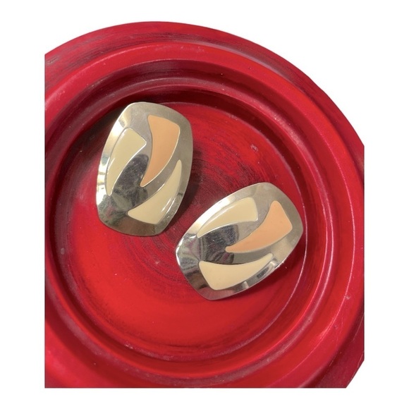 Vintage Large gold tone cream and peach enamel pattern earrings - Picture 2 of 7